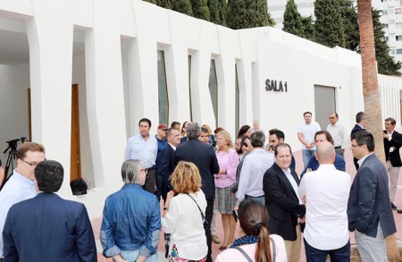 La alcaldesa inaugura el nuevo tanatorio de Marbella en pleno periodo electoral