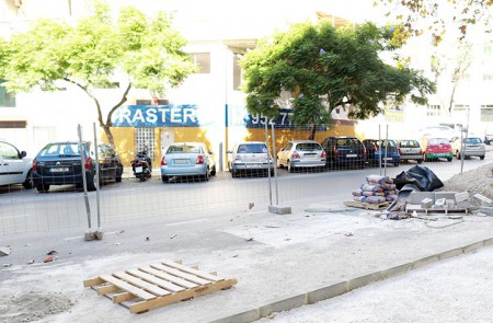 El Ayuntamiento parchea aceras en la calle Vázquez Clavel de Marbella 