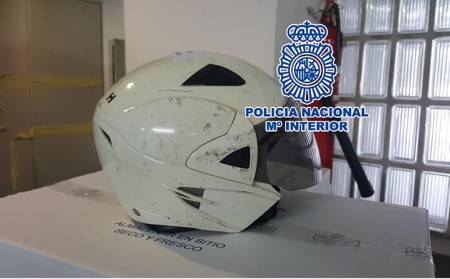 Roba en Marbella a un comerciante chino y le golpea con un casco de moto