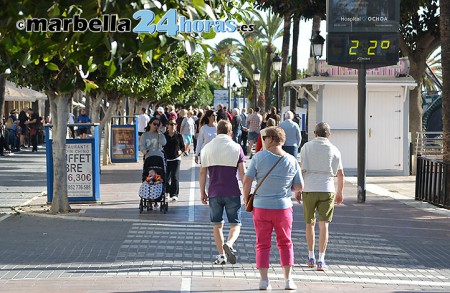 Marbella gana 10.000 habitantes por el autobús gratis y el temor al Brexit