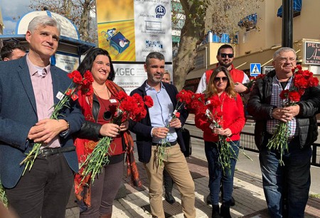El PSOE reparte claveles y reclama más obras en los barrios de Marbella