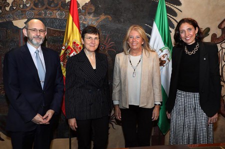 Muñoz rememora viejos escándalos al recibir a la embajadora de Luxemburgo