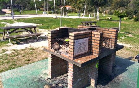 El PSOE critica el descontrol con las barbacoas en Los Tres Jardines