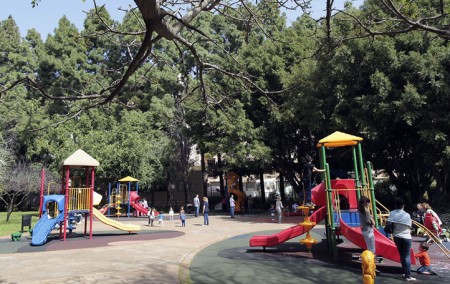 Marbella refuerza la limpieza en parques por el coronavirus, pero no los cierra