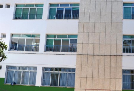 Marbella privatizará la limpieza de los patios y de los cristales de los colegios