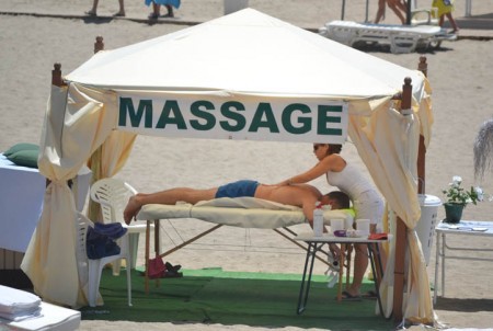 Los masajistas de playa de Marbella piden a la alcaldesa poder trabajar