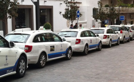Marbella se lanza al rescate del taxi, que perdió el 90% de servicios en abril