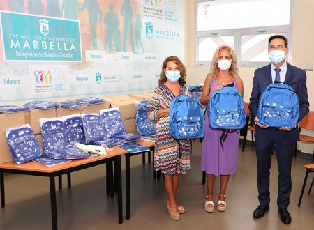 La Obra Social de La Caixa entrega material a escolares de Marbella