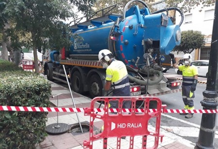 Hidralia acomete en los puntos más conflictivos la limpieza de imbornales