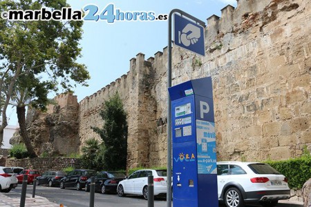 Marbella suspende la zona azul desde las 18 horas tras cobrarla dos semanas