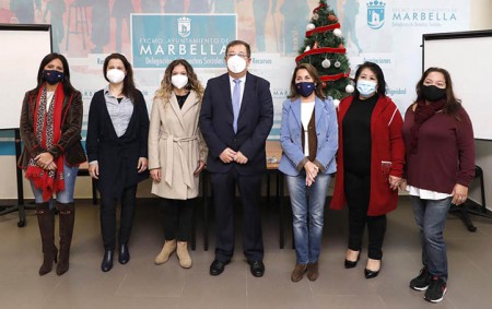 Hidralia entrega a tres asociaciones de Marbella juguetes y caramelos