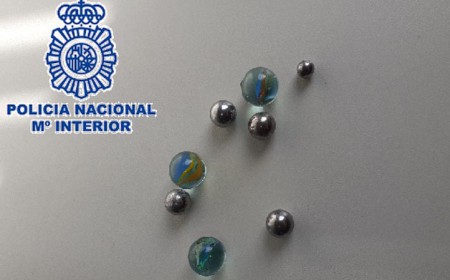 Detenido por atacar con un tirachinas las viviendas de sus vecinos en Marbella
