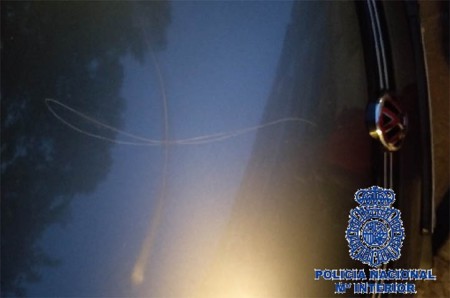 Detenido por rayar con una "X" el capó de dieciocho coches en Marbella