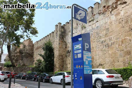 Marbella volverá a cobrar por aparcar en zona azul desde este jueves