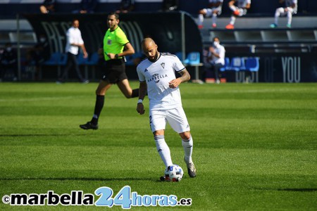 El árbitro pitó penalti contra el Marbella en Huelva por mano de Edu Ramos