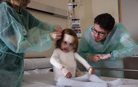 Debra pide financiación para su labor con los pacientes de piel de mariposa