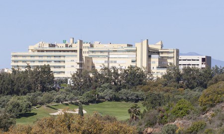 Un fallecido más por covid en Marbella en un miércoles con repunte de casos
