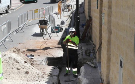 Hidralia renueva la red de agua potable en la calle Fernando VII de Marbella
