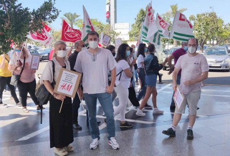 IU y Podemos se suman a las protestas de los trabajadores de H&M en Marbella