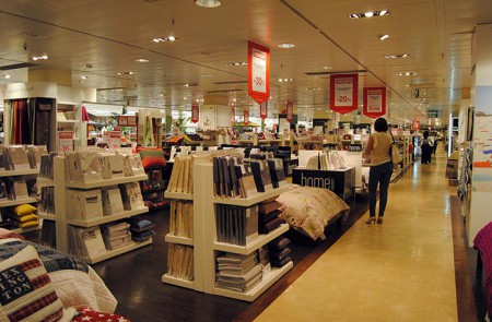 Marbella estrena la norma que permite al comercio abrir en San Bernabé