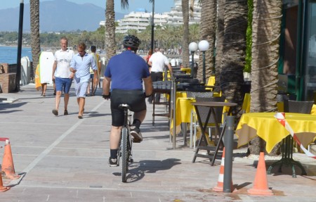 Las bicicletas no podrán ir a más de 10 km/h en el paseo marítimo de Marbella