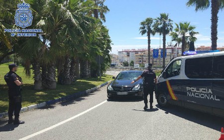 Embisten a un vehículo policial en Marbella tras saltarse un control 