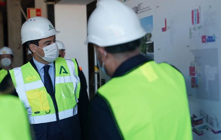 Moreno retrasa al verano de 2023 el fin de las obras del hospital de Marbella