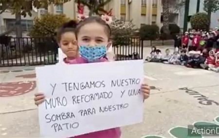Los niños del García Lorca piden a los Reyes Magos que les arreglen el muro