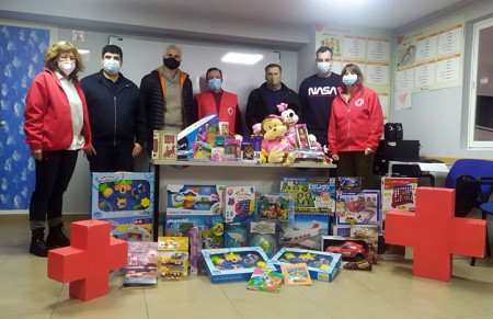 Juventudes Socialistas hace entrega de juguetes de Navidad a Cruz Roja