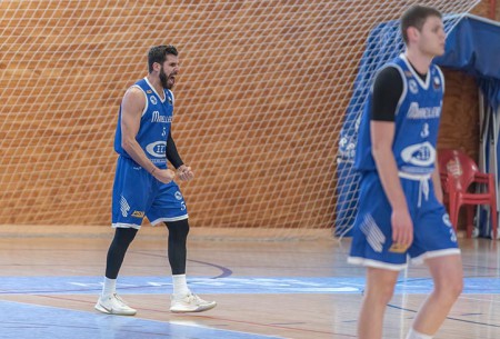 El CB Marbella consigue una victoria de garra en su visita a Gijón (61-69)