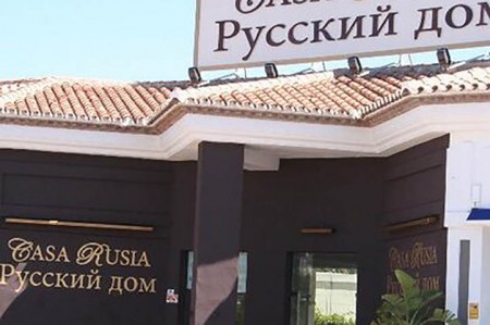 La alcaldesa apela a la convivencia en Marbella tras la pintadas en Casa Rusia