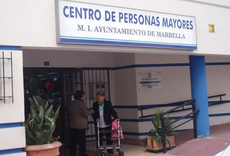 Marbella destina 500.000 € a conserjes privados para los centros de mayores