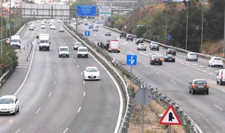 Muere un ciclista atropellado por un camión en la autovía de Marbella