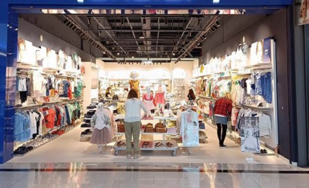 Primer día de San Bernabé en Marbella con apertura del comercio