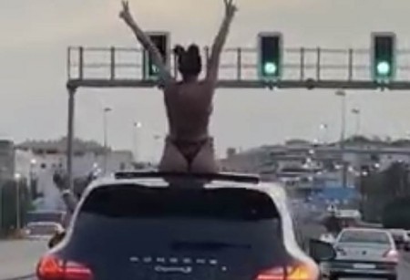 Investigan por conducción temeraria al conductor con la chica en el techo