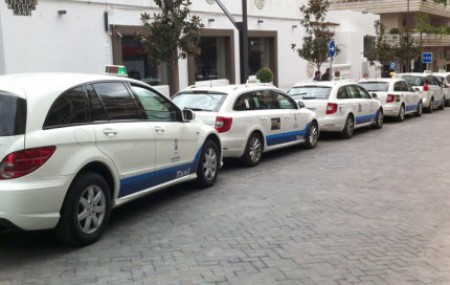 El PSOE de Marbella se posiciona junto a los taxistas y pide la proporción 1/30