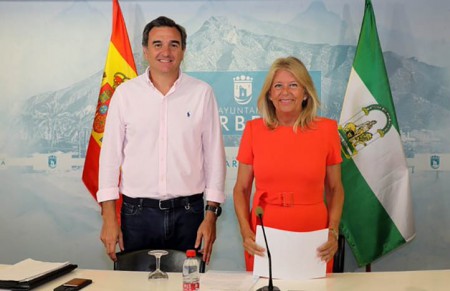 Muñoz amenaza con los tribunales a quienes "insistan" contra su marido