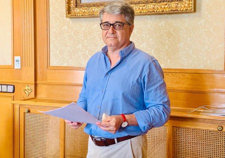 El PSOE pide que Muñoz aclare el papel de su marido en la concesión de obras 