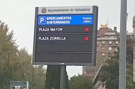 El PSOE pide paneles con las plazas libres en los aparcamientos de Marbella
