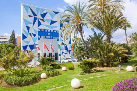 Una vecina de Marbella lucha por un desfibrilador tras fallecer su marido