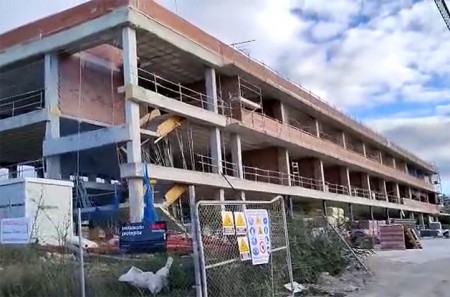 Tras 14 meses de obras, el nuevo instituto de Marbella aún está al 50%