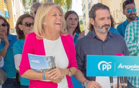Muñoz, cercada por los escándalos, pide a sus votantes que la apoyen para seguir