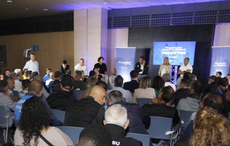 Muñoz se ríe de clubes y deportistas al prometer instalaciones de "primer nivel"