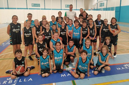 El pívot marbellí Rubén Guerrero visita el Campus del CD Marbella Basket