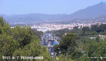 Un accidente entre un coche y una moto deja retenciones en la A-7 en Marbella