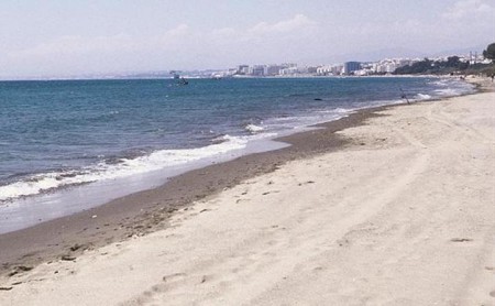 Detenido por dar una paliza a su novia y abandonarla en una playa de Marbella