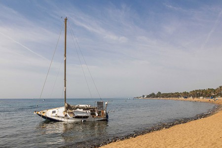 La próxima semana se retirará el velero encallado en la playa de San Pedro
