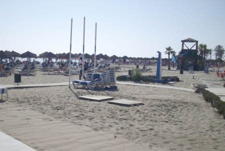 Fallece un hombre de avanzada edad en una playa de Marbella