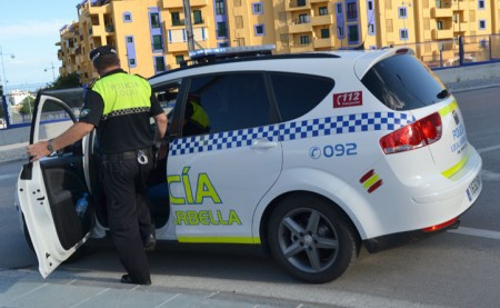 Policías locales de Marbella salvan la vida a una niña que se atragantó