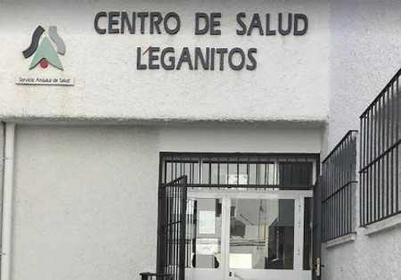 Un falso techo se cae en el centro de salud de Leganitos en Marbella